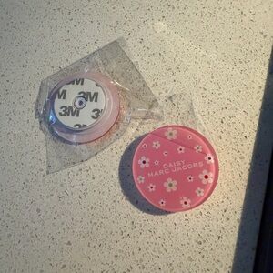 Marc Jacobs Daisy phone Grip phone stand popsocket